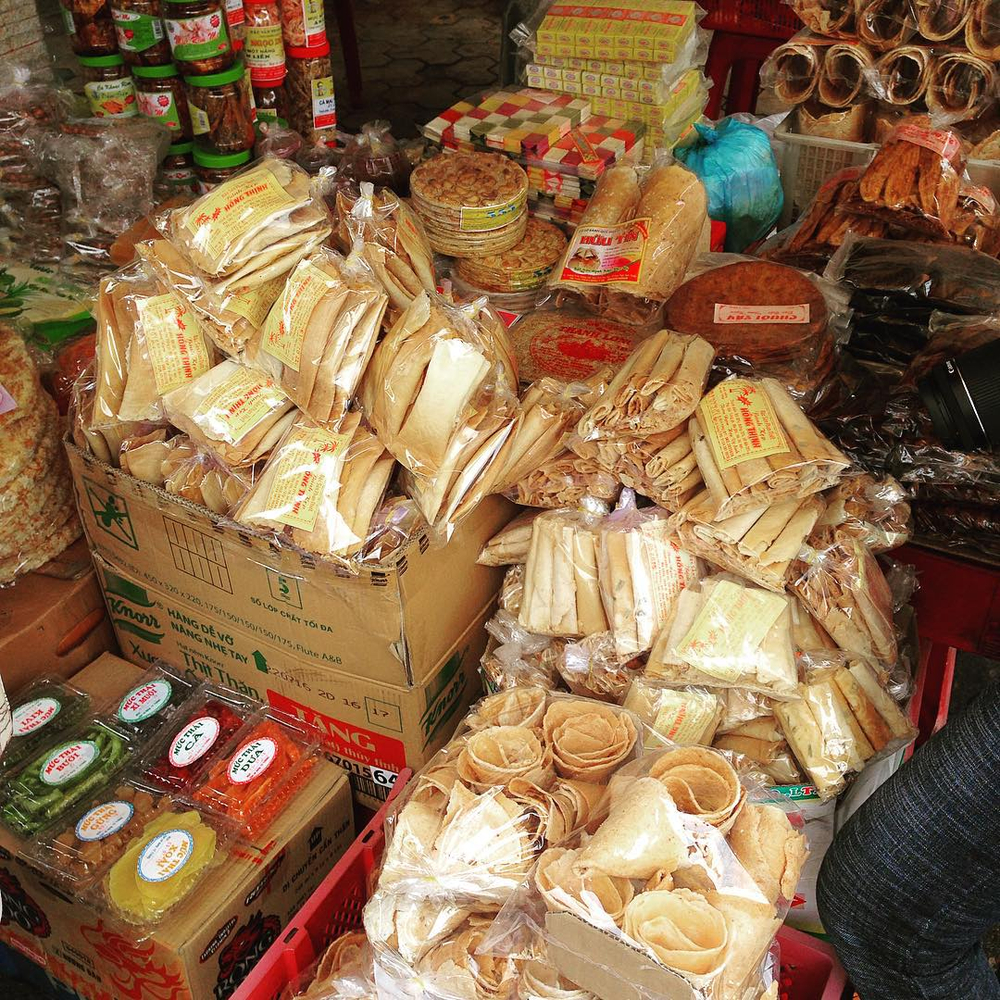 Du khách có thể mua bánh, đồ khô
